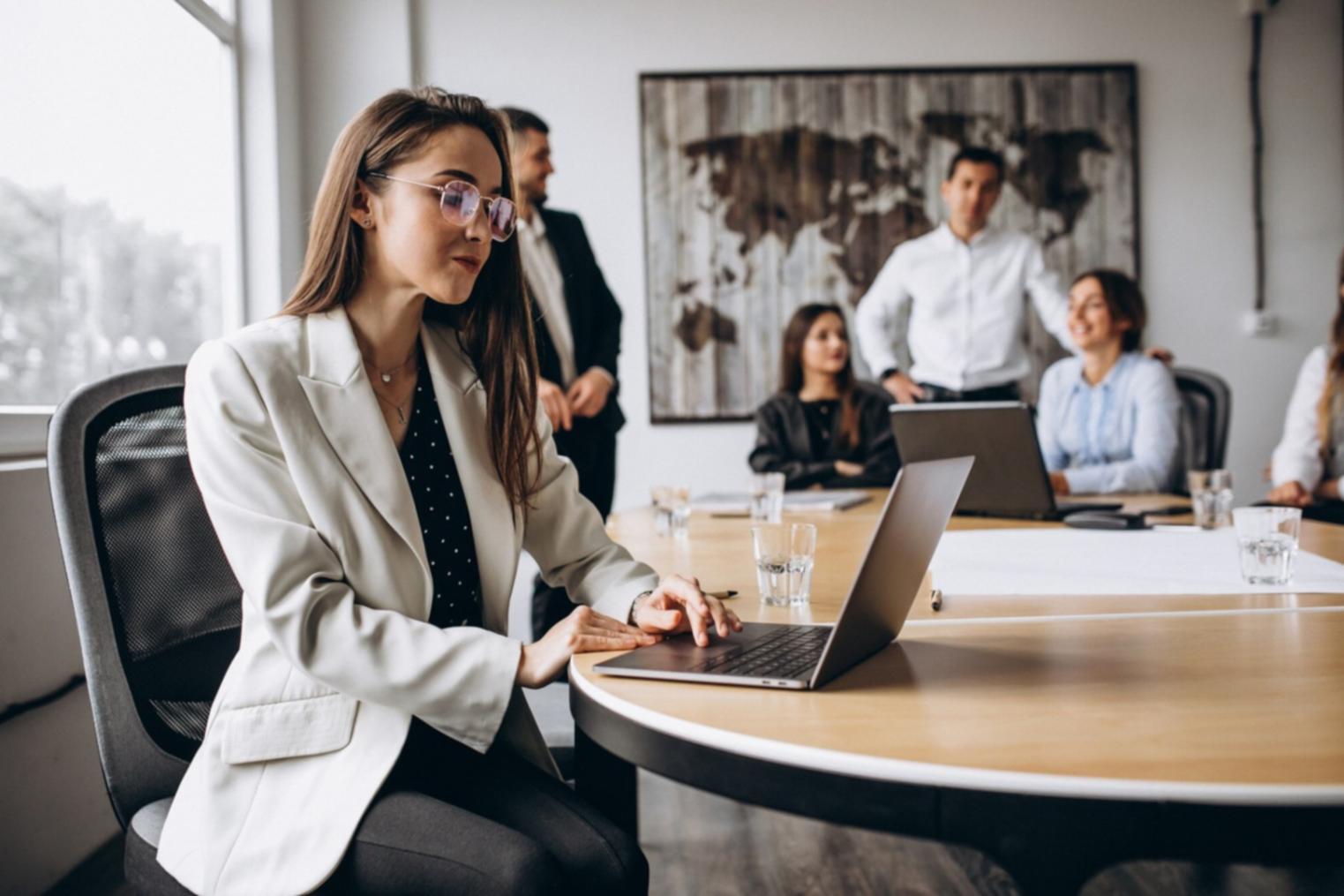 Modernes Steuerberatungsbüro mit digitalen Werkzeugen