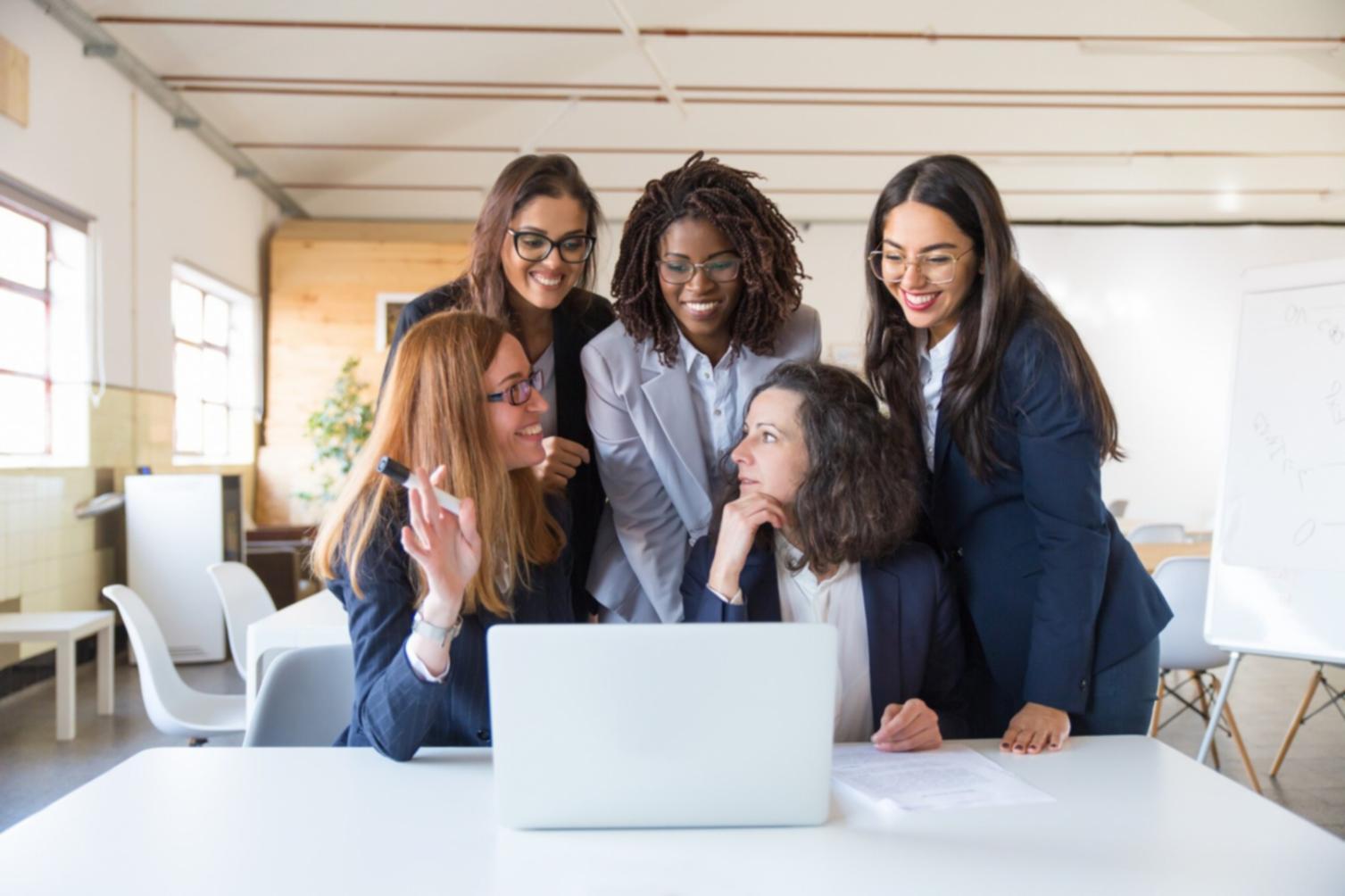 Detaillierte Steueranalyse und Strategieplanung am modernen Arbeitsplatz